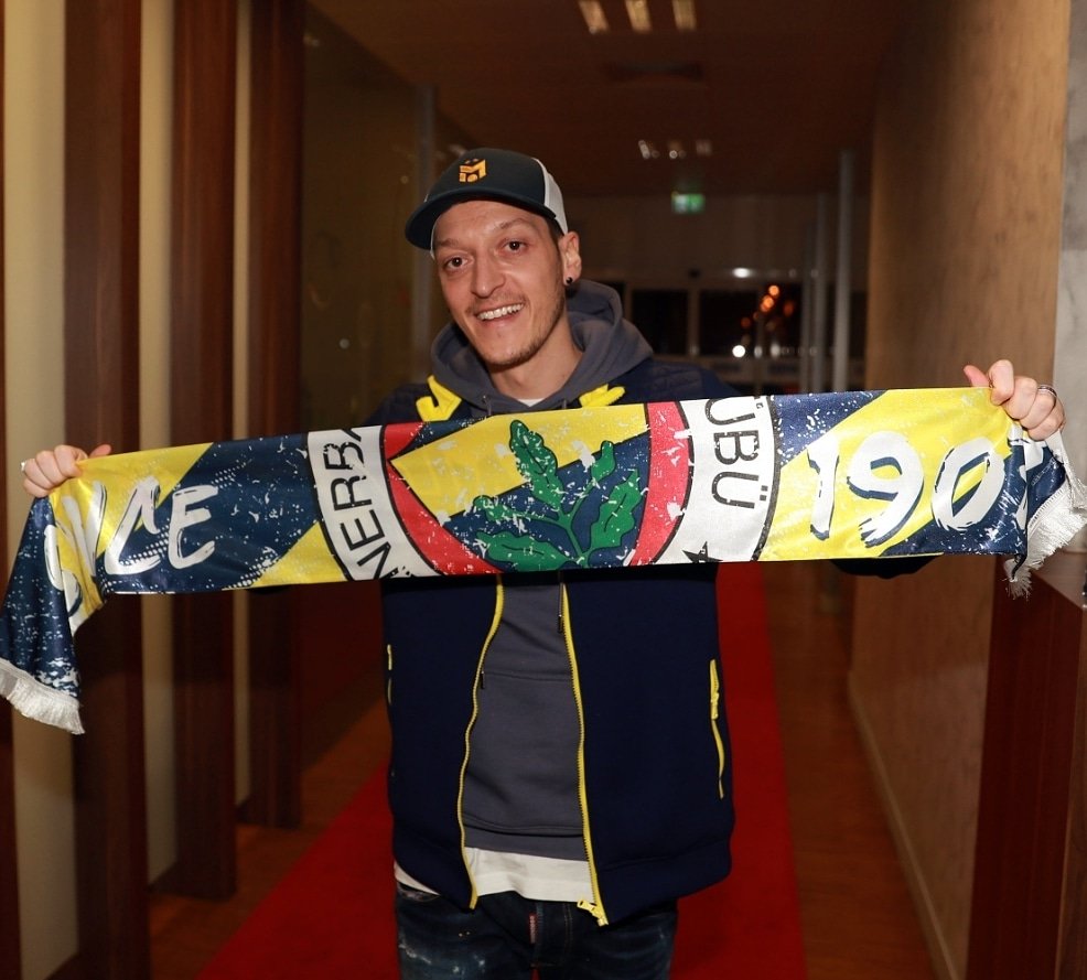 Mesut Ozil will take 80% paycut 2 Ozil with Fenerbahce scarf via Msut Ozil Twitter