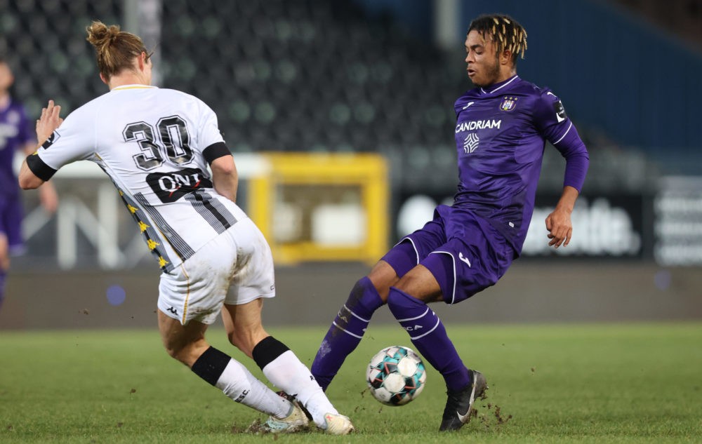 Charleroi's Guillaume Gillet and Anderlecht's Killian Sardella fight for the ball during a soccer match between Sporting Charleroi and RSCA Anderle...