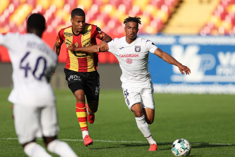 Mechelen's Issa Kabore and Anderlecht's Killian Sardella fight for the ball during the Jupiler Pro League match between KV Mechelen and RSC Anderlecht, in Mechelen, Sunday 09 August 2020, on day 01 of the Belgian soccer championship. BELGA PHOTO BRUNO FAHY