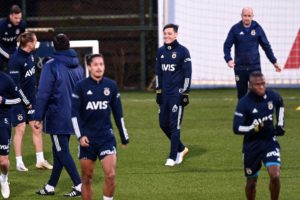 Fenerbahce's new transfer, German midfielder Mesut Ozil (R), takes part in his first training session with the team on January 24, 2021, in Istanbul. - Arsenal midfielder Mesut Ozil has joined Fenerbahce on a three-and-a-half year deal after last playing for the Gunners in March, both clubs announced on January 24. (Photo by Ozan KOSE / AFP)
