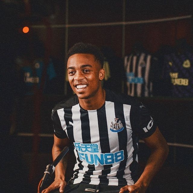 Joe Willock with Newcastle United after completing his loan move (Photo via Willock on Instagram)