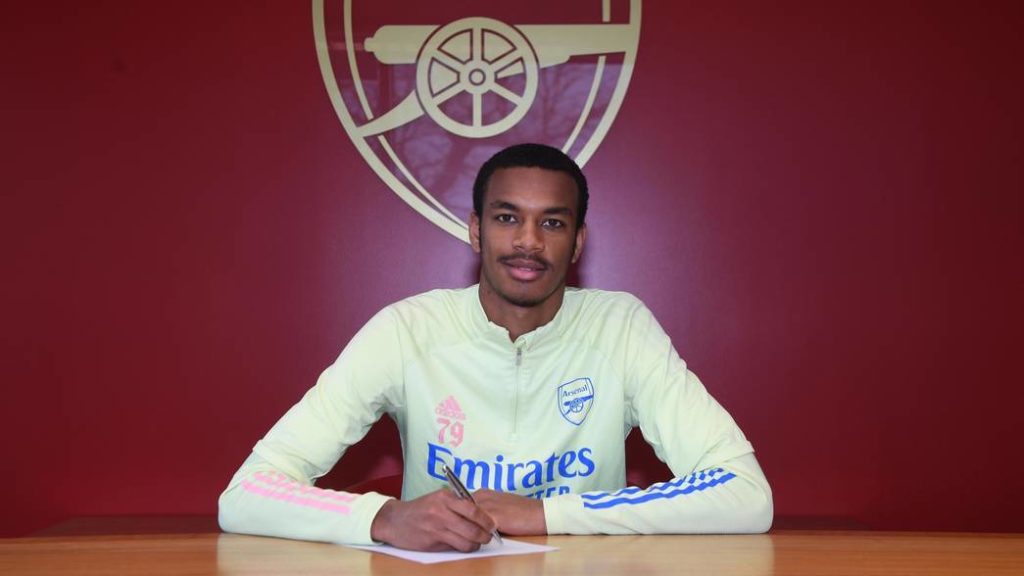 1 new contract, lots of football and a weird trial: Arsenal youth roundup 5 Zach Awe signing his professional contract (Photo via Arsenal.com)
