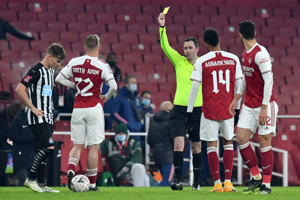 Referee does it again to Arsenal 6 English referee Chris Kavanagh shows a yellow card to Arsenal's English midfielder Emile Smith Rowe after reviewing his initial red card during the English FA Cup third round football match between Arsenal and Newcastle United at the Emirates Stadium in London on January 9, 2021. (Photo by Glyn KIRK / AFP)