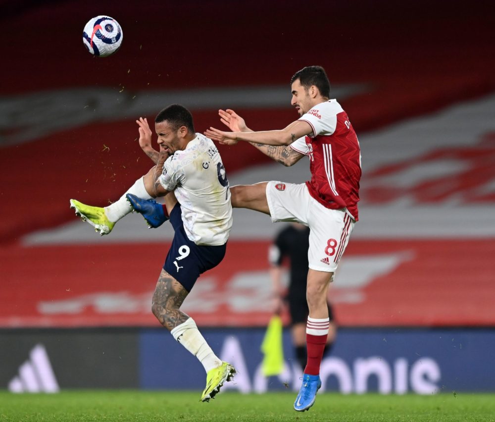 Manchester City's Brazilian striker Gabriel Jesus (L) vies with Arsenal's Spanish midfielder Dani Ceballos (R) during the English Premier League football match between Arsenal and Manchester City at the Emirates Stadium in London on February 21, 2021. (Photo by Shaun Botterill / POOL / AFP) 