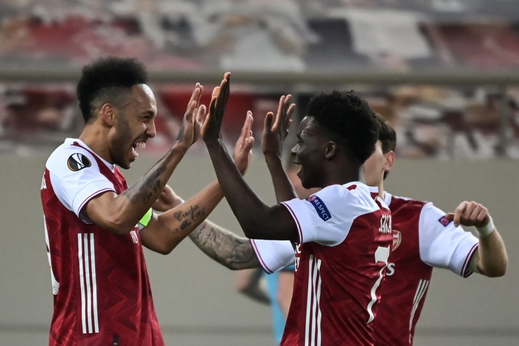 Arsenal's Gabonese striker Pierre-Emerick Aubameyang (L) celebrates with teammates after scoring a goal during the UEFA Europa League 32 Second Leg football match between Arsenal and Benfica at the Karaiskaki Stadium in Athens, on February 25, 2021. (Photo by ARIS MESSINIS / AFP