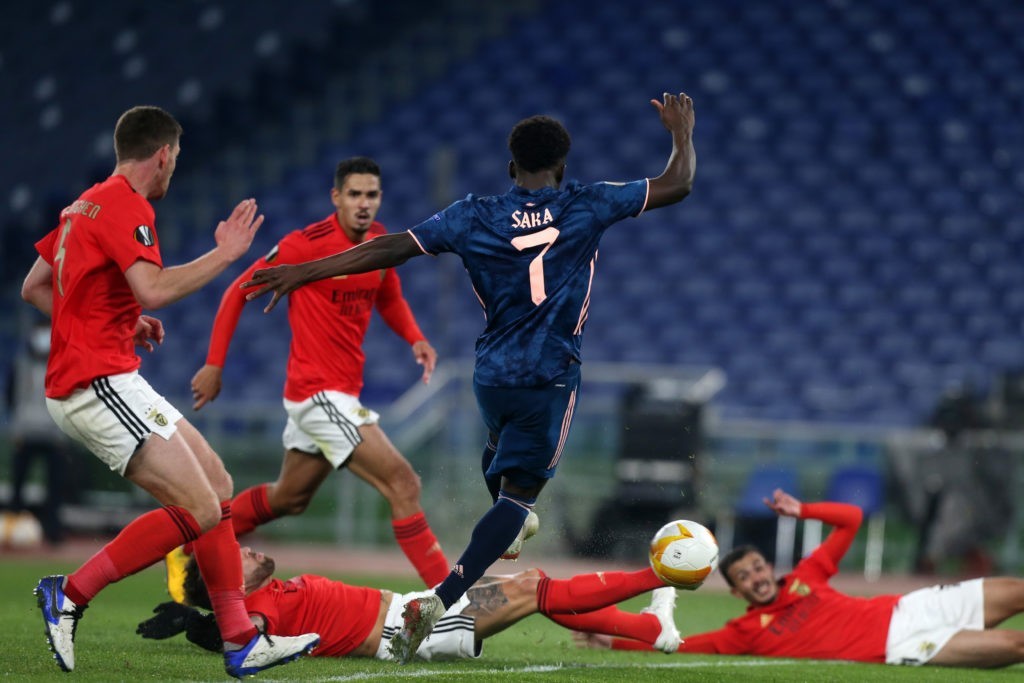 ROME, ITALY - FEBRUARY 18: Bukayo Saka of Arsenal scores their sides first goal during the UEFA Europa League Round of 32 match between SL Benfica and Arsenal FC at Stadio Olimpico on February 18, 2021 in Rome, Italy. SL Benfica face Arsenal FC at a neutral venue in Rome behind closed doors after Portugal imposed a ban on travellers arriving from the UK in an effort to prevent the spread of Covid-19 variants. (Photo by Paolo Bruno/Getty Images)