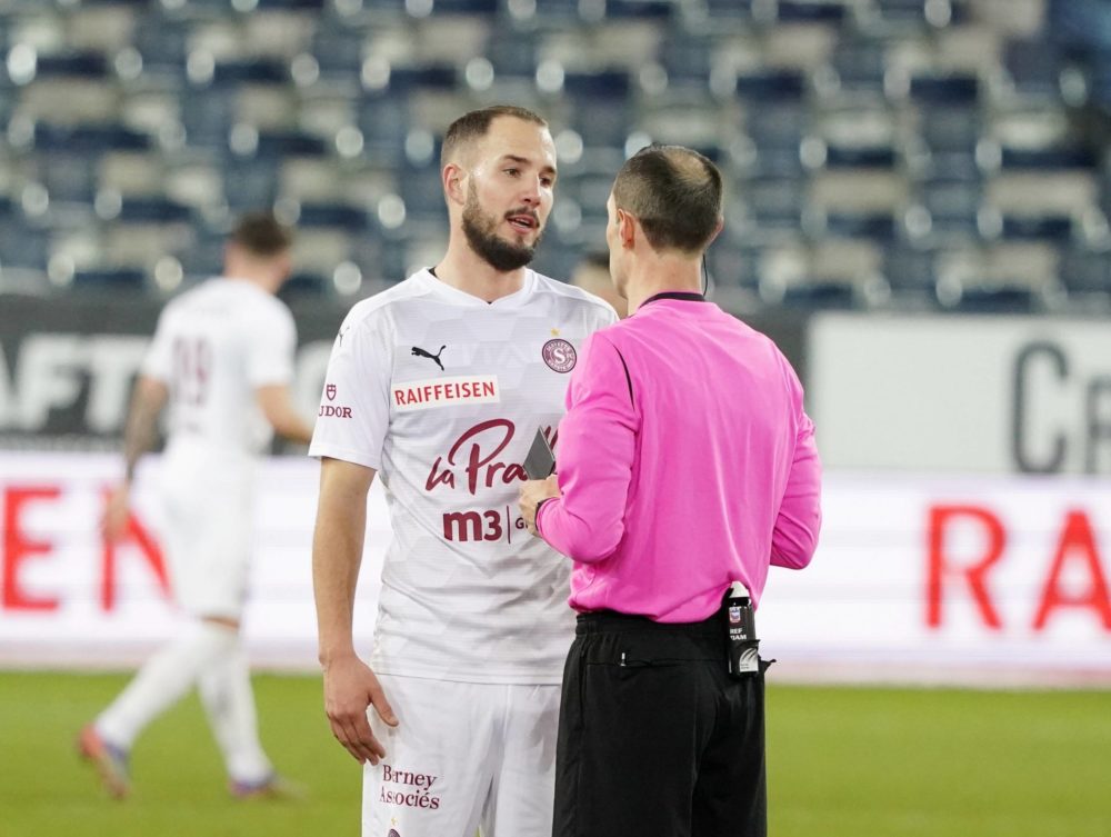 Foto Manuel Geisser 04.02.2021 Swispoorarena Fussball Herren Super League Saison 2020/2021 FC Luzern - Servette FC Bild : Kastriot Imeri Servette FC Schiedsrichter Stefan Horisberger Aktion *** Photo Manuel Geisser 04 02 2021 Swispoorarena Football Men Super League Season 2020 2021 FC Luzern Servette FC Picture Kastriot Imeri Servette FC Referee Stefan Horisberger Action