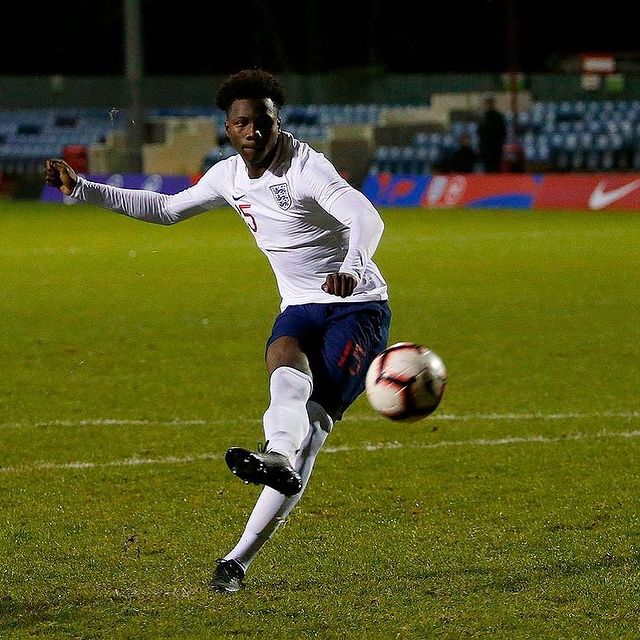 Video: Arsenal's Hubert Graczyk saves penalty for England u18s 2 Daniel Oyegoke with England (Photo via Oyegoke on Instagram)
