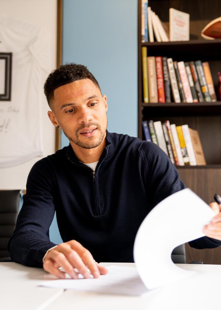 Inter Miami announce signing of Kieran Gibbs 2 Kieran Gibbs looking over his new contract with Inter Miami (Photo via Gibbs on Twitter)