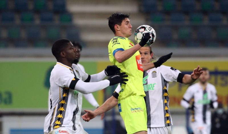 25-year-old 18-goal striker catches Arsenal's eye 2 GENT, BELGIUM - APRIL 10: Roman Yaremchuk of KAA Gent battles for the ball with Cedric Kipre of Charleroi during the Jupiler Pro League match day 33 between KAA Gent and Sporting de Charleroi on April 10, 2021 in Gent, Belgium. Photo by Vincent Van Doornick/Isosport