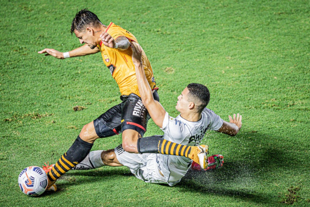Arsenal make contact over 17yo Brazil phenomenon at Santos 2 20.04.2021: Kaiky makes a tackle in the match between Santos x Barcelona SC for the 1st round of Group C of the 2021 Libertadores. Photo: Van Campos / Fotoarena
