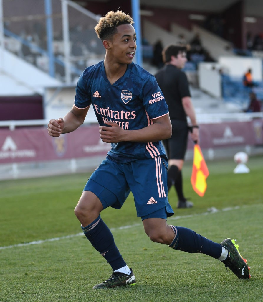 Omari Hutchinson celebrates a goal for the Arsenal u18s (Photo via Arsenal Academy on Twitter)