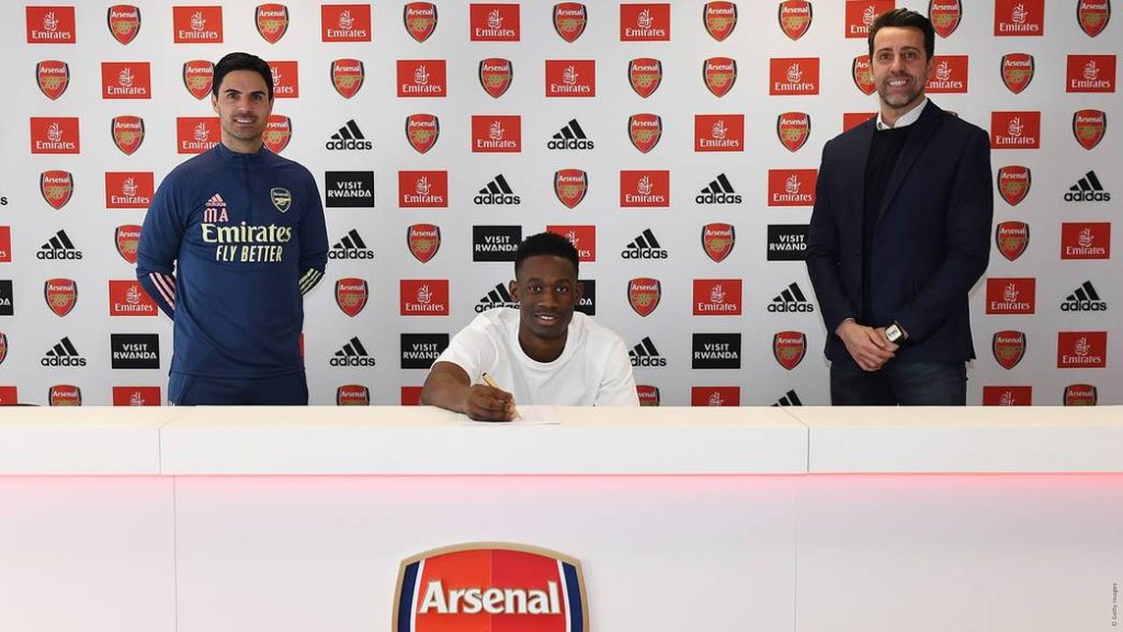 Arsenal faced complications convincing player to extend contract 2 Folarin Balogun signing his new long-term contract with Arsenal (Photo via Arsenal.com)