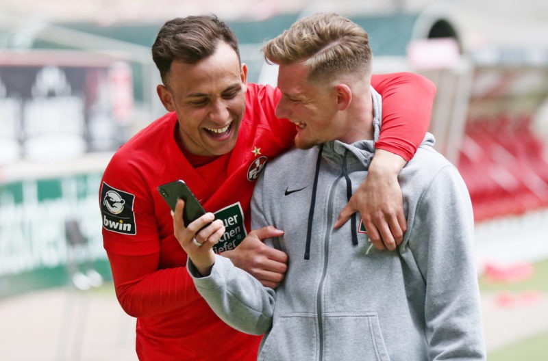 1.FC Kaiserslautern - SC Verl emspor, v.l. Anas Bakhat und Marlon Ritter Kaiserslautern schauen nach dem Spieauf das Smartphone DFL/DFB