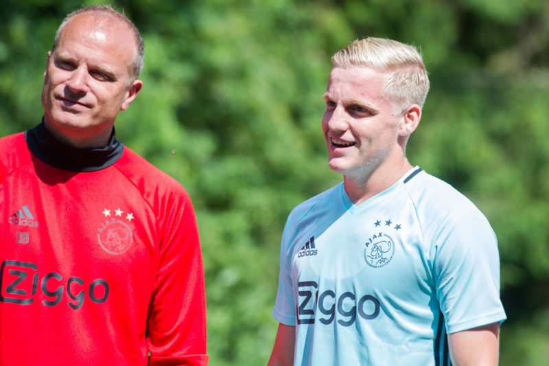 AMSTERDAM, 28-06-2016, Amsterdamse Bos, Ajax traint in het Amsterdamse Bos, Dennis Bergkamp en Donny van de Beek. Bosloop Ajax
