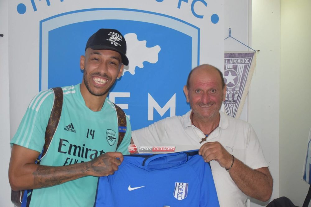 Pierre-Emerick Aubameyang being gifted an A.O. Mykonos jersey (Photo via Sport Cyclades)