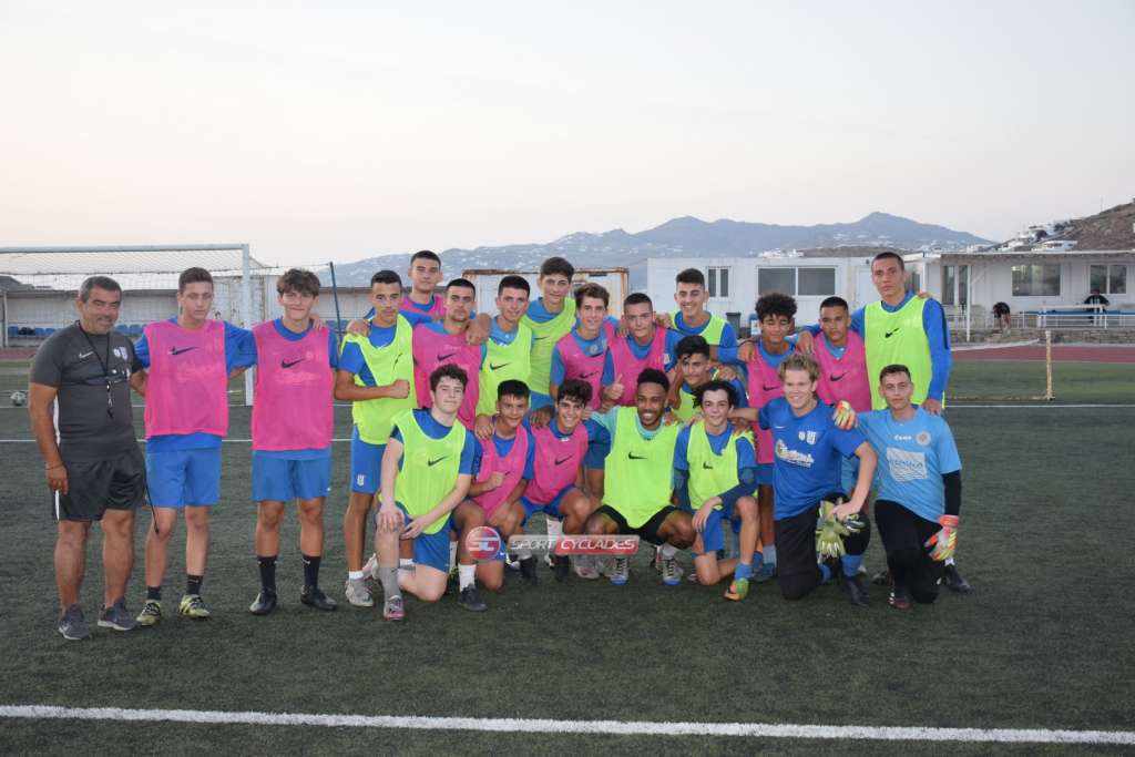 Pierre-Emerick Aubameyang with the academy players at A.O. Mykonos (Photo via Sport Cyclades)