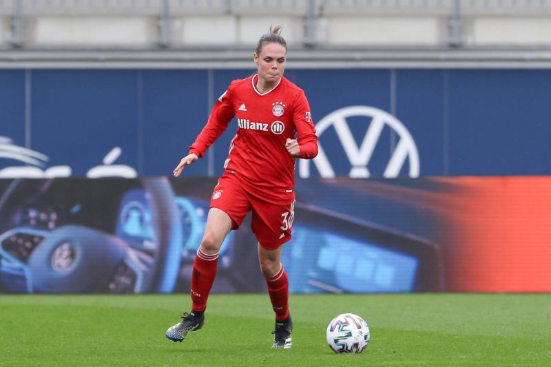v.li.: Simone Boye Sörensen FC Bayern München, 3 am Ball, Freisteller, Einzelbild, Ganzkörper, Aktion, Action, Spielszene, DIE DFB-RICHTLINIEN UNTE...