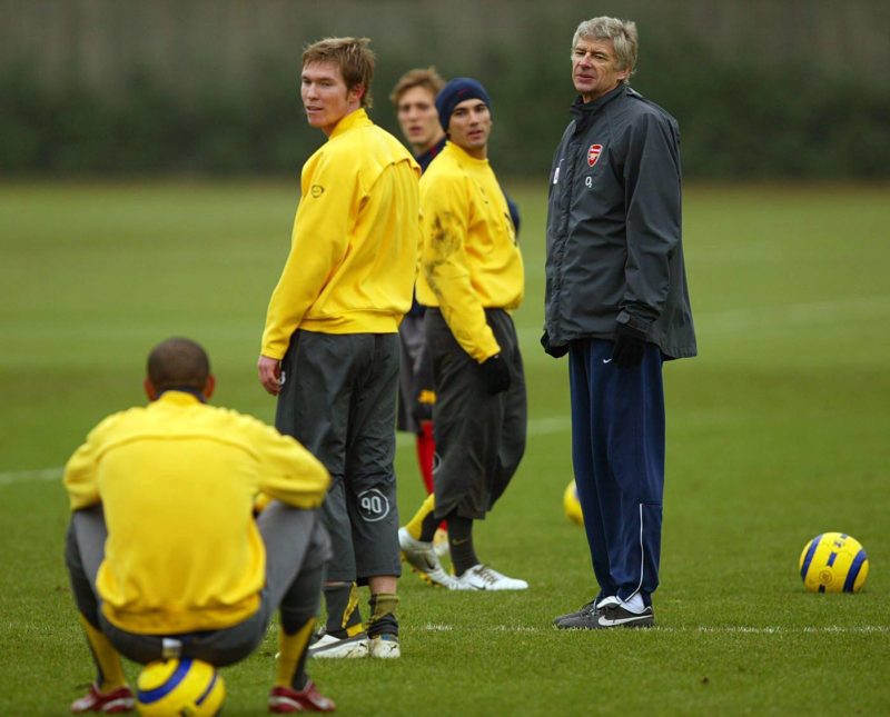 Thierry Henry hat die Schufterei im Training satt und setzt sich streikend auf den Ball, Trainer Arsene Wenger und Aliaksandr Hleb (2.v.li., alle Arsenal) wollen nicht glauben was sie da sehen - Alexander, Alexandar, Aleksander, Aleksandr, Aleksandar, Alexandr, Vdig, quer, Bälle, Coach, Streik, verweigern, Verweigerung, English Premier League 2005/2006, 1. Englische Liga, Arsenal FC London, Training London Komik, Fußball Herren Mannschaft England Gruppenbild optimistisch Randmotiv Personen Kurios. Copyright: imago/Paul Marriott