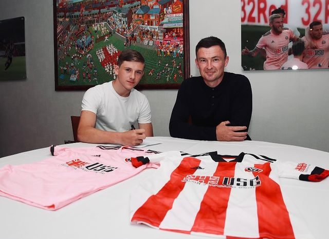 Sydie Peck signing for Sheffield United (Photo via Peck on Instagram)