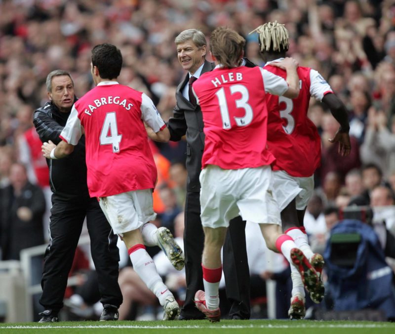 Trainer Arsene Wenger (Mitte) jubelt mit dem Torschützen Cesc Fabregas (2.v.li.), Aliaksandr Hleb (2.v.re.) und Bakari Sagna (alle Arsenal, re.), der vierte Offizielle Alan Wiley bemüht sich um Ordnung - Francesc, Francesco, Bacary, Bacari, quer, Jubel, Torjubel, Alexander o0 Ersatzschiedsrichter, Ersatz Schiedsrichter, 4., Vierter Offizieller, English Premier League 2007/2008, 1. Englische Liga, Arsenal FC London, Vdig London Freude, Begeisterung, Fußball Herren Mannschaft Deutschland Gruppenbild optimistisch Randmotiv Personen Copyright: imago/Sportimage