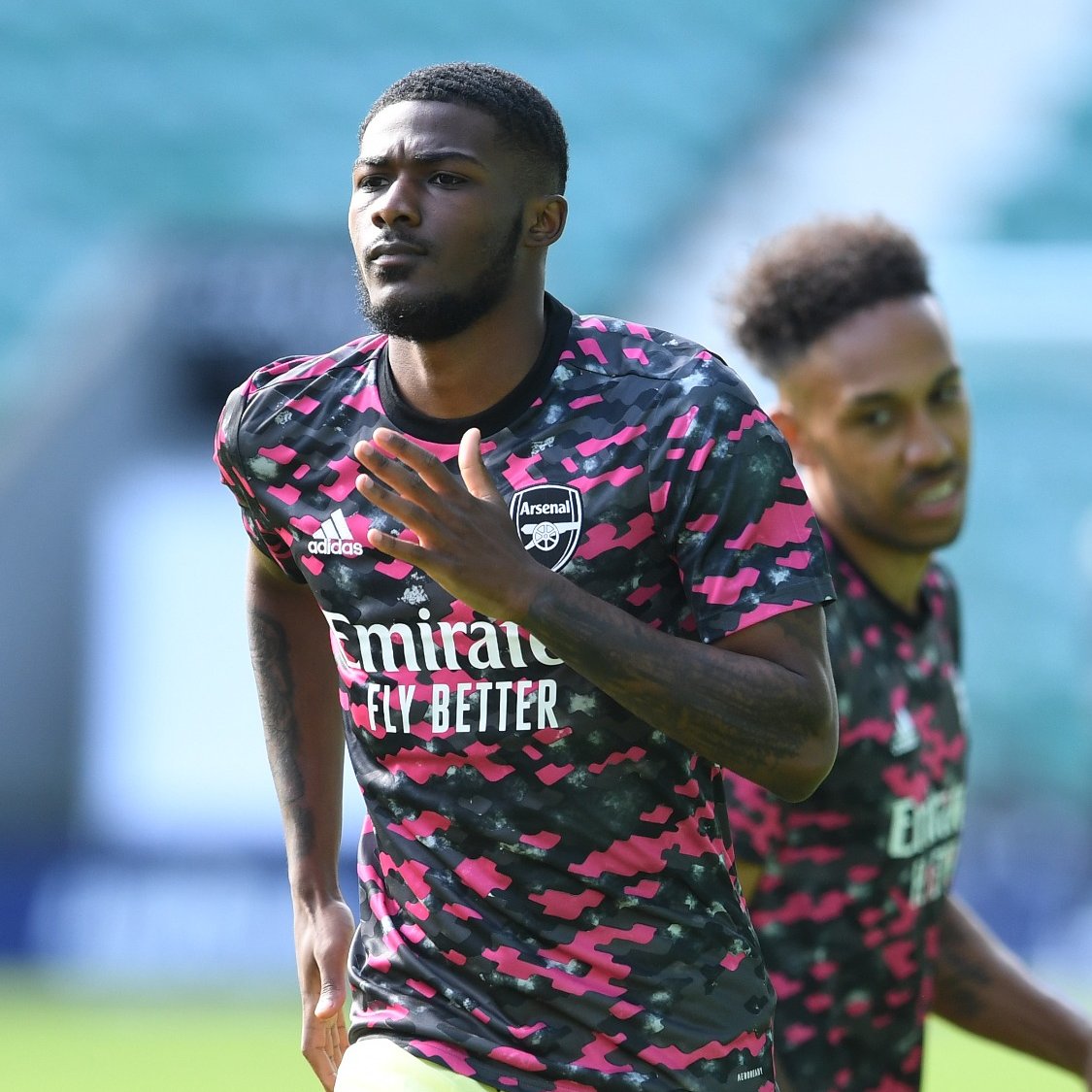 Ainsley Maitland-Niles warming up ahead of the pre-season friendly against Hibs (Photo via Arsenal on Twitter)