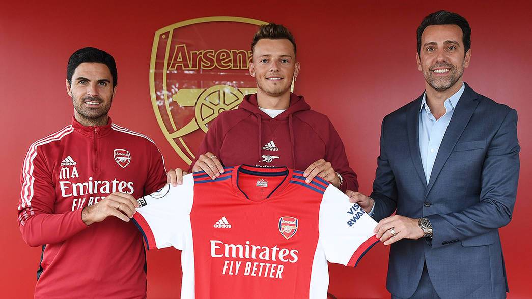 Ben White alongside Mikel Arteta and Edu after signing for Arsenal (Photo via Arsenal.com)