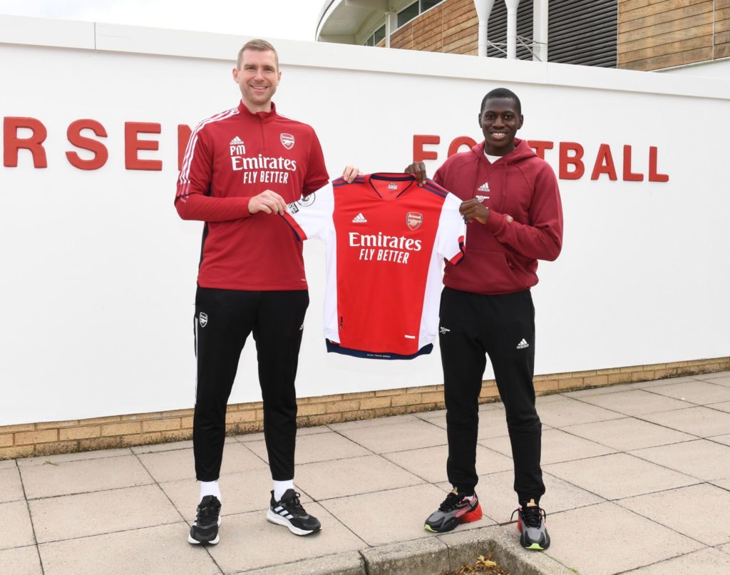 Mazeed Ogungbo with Per Mertesacker after signing his professional contract (Photo via Arsenal.com)