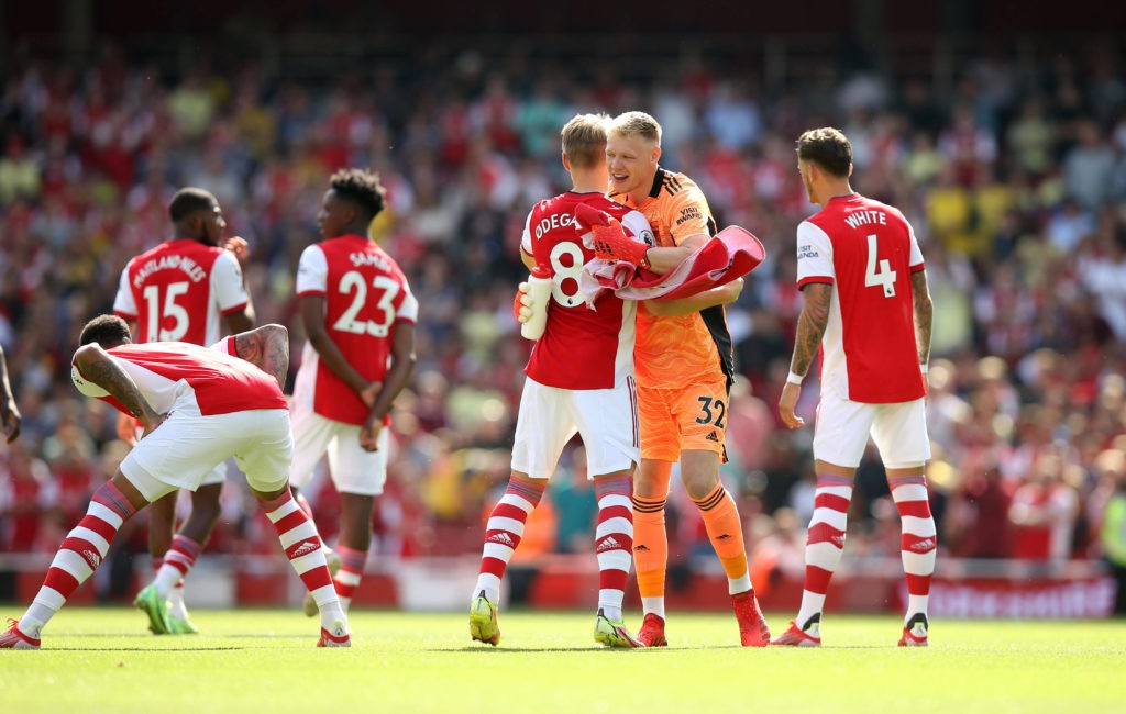 How Aaron Ramsdale is proving a lot of fans wrong 5 Arsenal v Norwich City 11 September 2021 London, Premier League, Arsenal FC v Norwich City, Arsenal goalkeeper Aaron Ramsdale hugs his teammates before the match. Photo by Mark Leech. London UK *** Arsenal gegen Norwich City 11. September 2021 London, Premier League, Arsenal FC gegen Norwich City, Arsenal-Torwart Aaron Ramsdale umarmt seine Mannschaftskameraden vor dem Spiel Foto von Mark Leech London UK Copyright: Markx Leech Offside