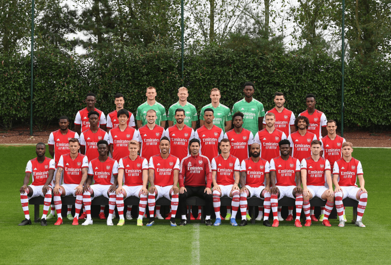 Arsenal 2021/22 first-team squad photo (Photo via Arsenal on Twitter)