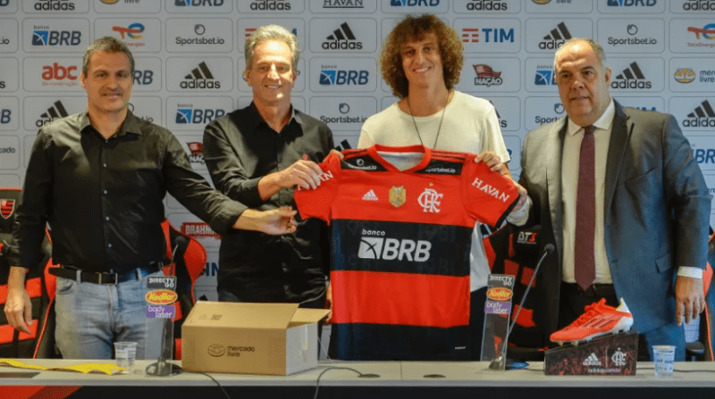 Bruno Spindel, Rodolfo Landim, David Luiz and Marcos Braz hold the Flamengo shirt, in the player's presentation to the club Image: Marcelo Cortes /...