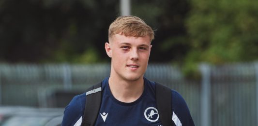 Daniel Ballard showing off his new bruise ahead of Millwall's match (Photo via Millwall on Twitter)