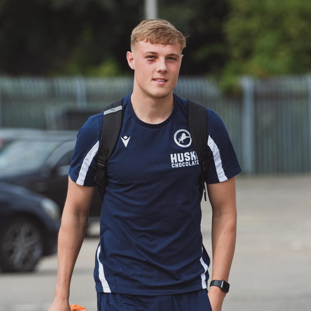 Daniel Ballard showing off his new bruise ahead of Millwall's match (Photo via Millwall on Twitter)