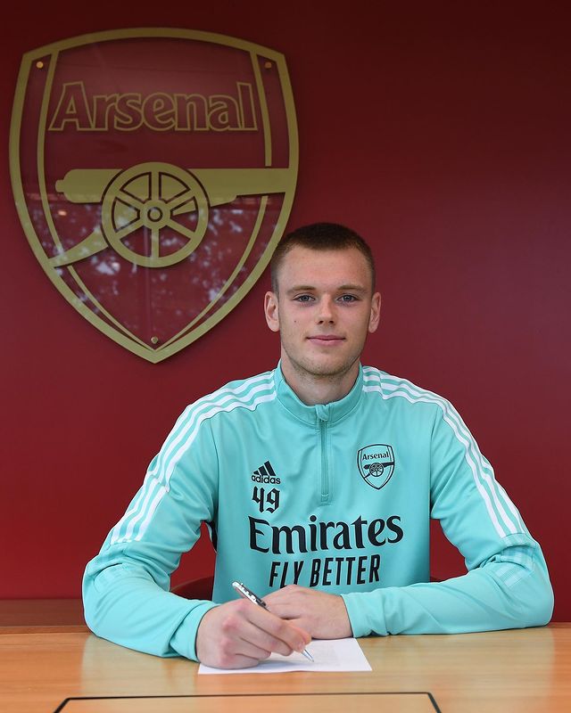 Arsenal 19yo wins national Young Player of the Year 3 Karl Hein signing his new Arsenal contract (Photo via Arsenal on Instagram)