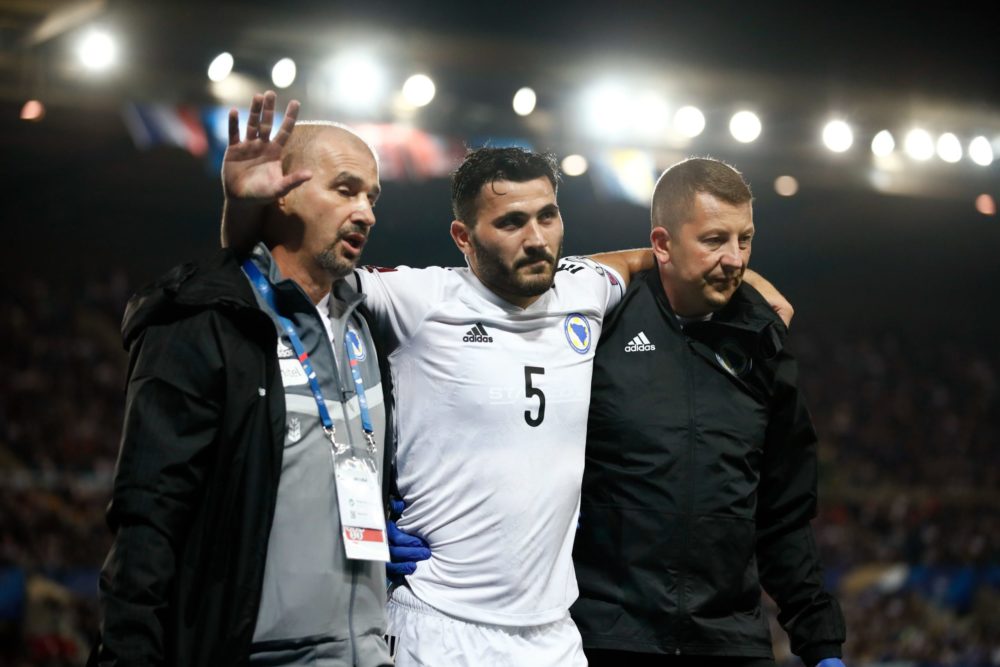 Sead Kolašinac limps off with an injury (Photo via Haris Mrkonja N1 on Twitter)