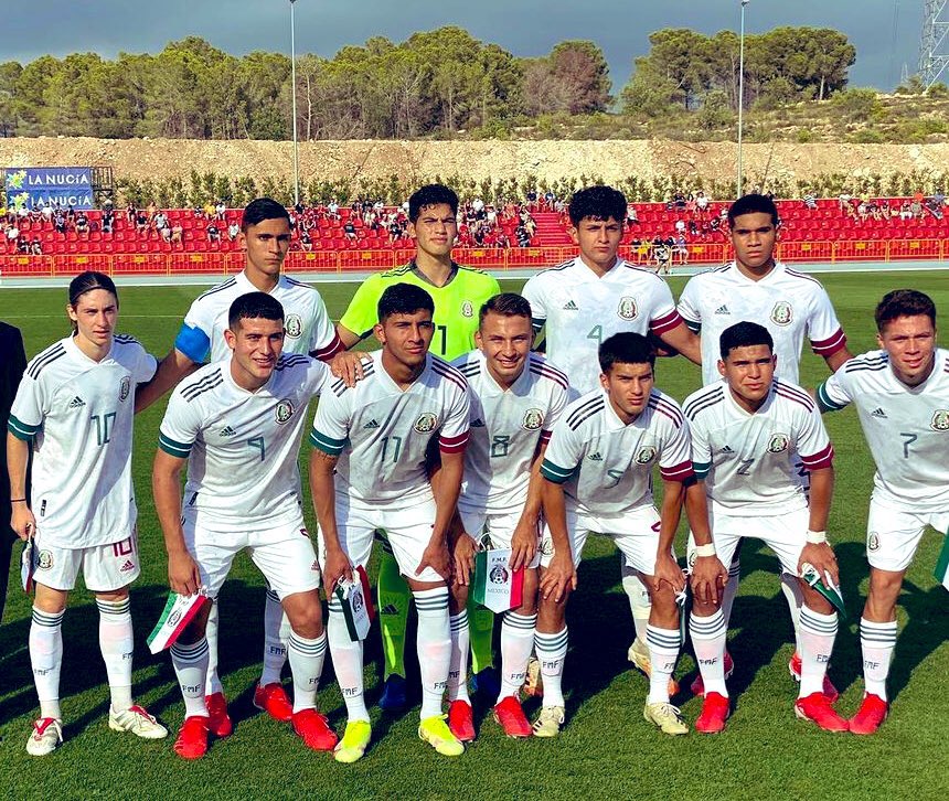 Marcelo Flores (L) with the Mexico u20s (Photo via Tri Europeo on Twitter)