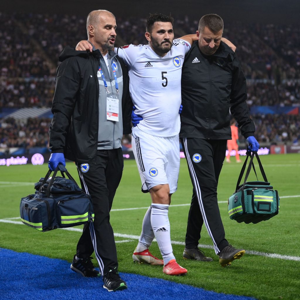 Arsenal set new injury return dates for Xhaka and Kolasinac 4 Sead Kolašinac limps off with an injury (Photo via Goal News on Twitter)