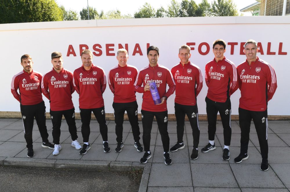 Mikel Arteta and his team with the Premier League Manager of the Month award (Photo via Arsenal on Twitter)