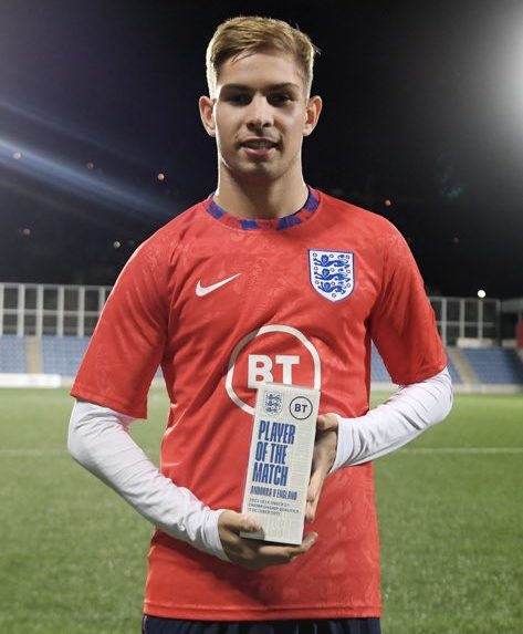 Emile Smith Rowe with his Player of the Match award for the England u21s following their match against Andorra (Photo via Smith Rowe on Twitter)