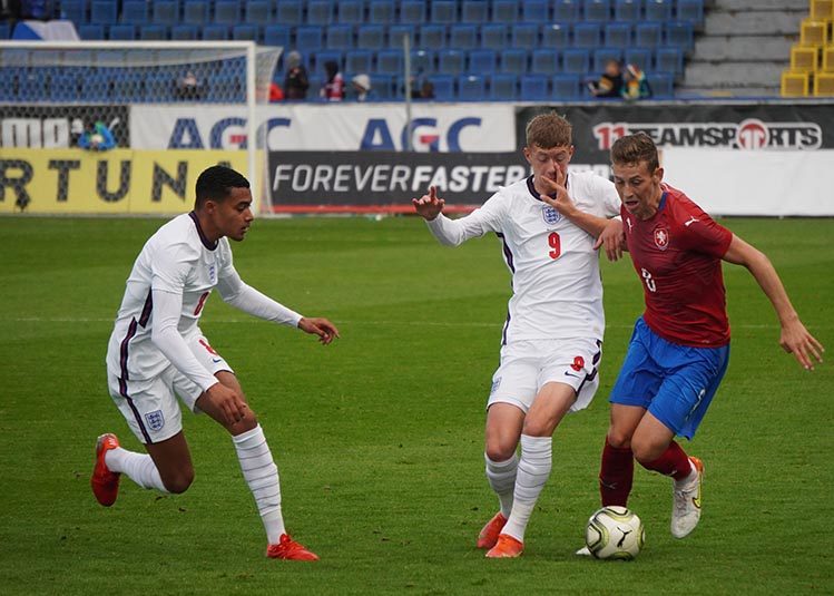 Miguel Azeez (L) with the England u20s against the Czech Republic (Photo via the Czech FA)