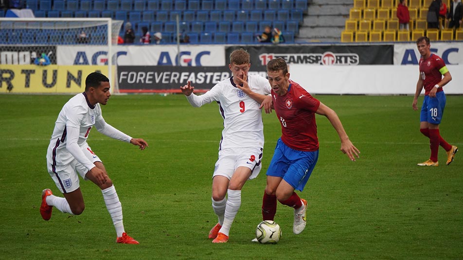 Miguel Azeez (L) with the England u20s against the Czech Republic (Photo via the Czech FA)