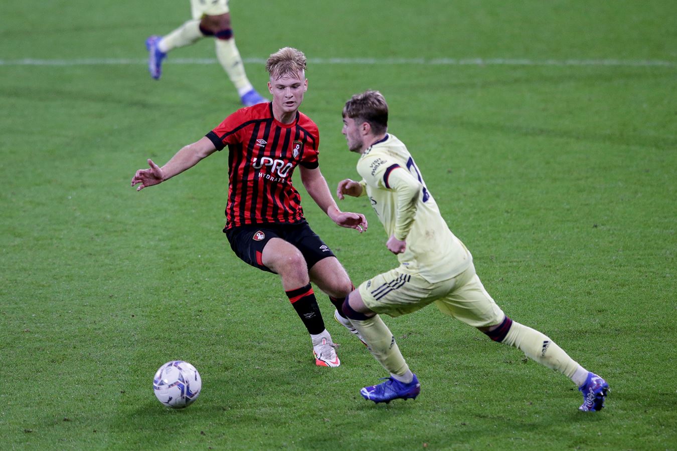 Zak Swanson playing for the Arsenal u23s against Bournemouth (Photo via AFCB.co.uk)