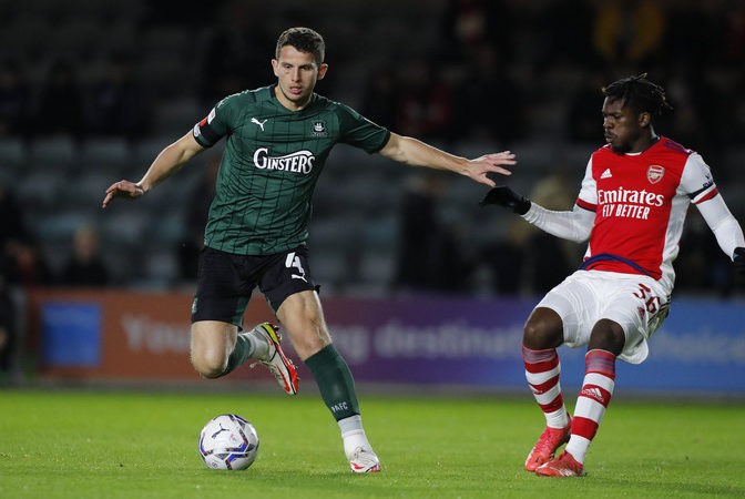 Arsenal prefer to sell 22yo midfielder 4 Tim Akinola (r) during the Papa John’s Trophy Group stage match between Plymouth Argyle and Arsenal U21 on Tuesday 2nd November 2021, Home Park, Plymouth, Devon - Photo: Dave Rowntree / PPAUK
