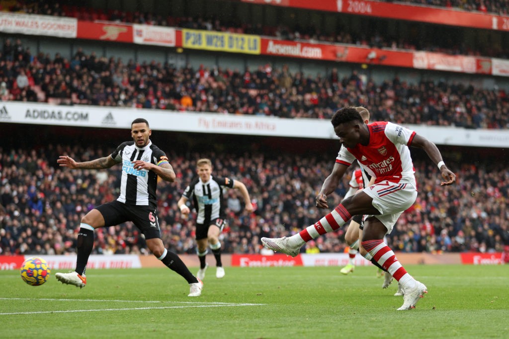Late injury update on Bukayo Saka & others pre-Manchester United 3 LONDON, ENGLAND - NOVEMBER 27: Bukayo Saka of Arsenal scores their team's first goal during the Premier League match between Arsenal and Newcastle United at Emirates Stadium on November 27, 2021 in London, England. (Photo by Richard Heathcote/Getty Images)