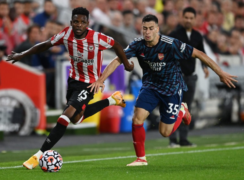 Ready to sell Pepe, Martinelli's father speaks and new Kroenke purchase 8 BRENTFORD, ENGLAND - AUGUST 13: Frank Onyeka of Brentford and Gabriel Martinelli of Arsenal battle for the ball during the Premier League match between Brentford and Arsenal at Brentford Community Stadium on August 13, 2021 in Brentford, England. (Photo by Shaun Botterill/Getty Images)