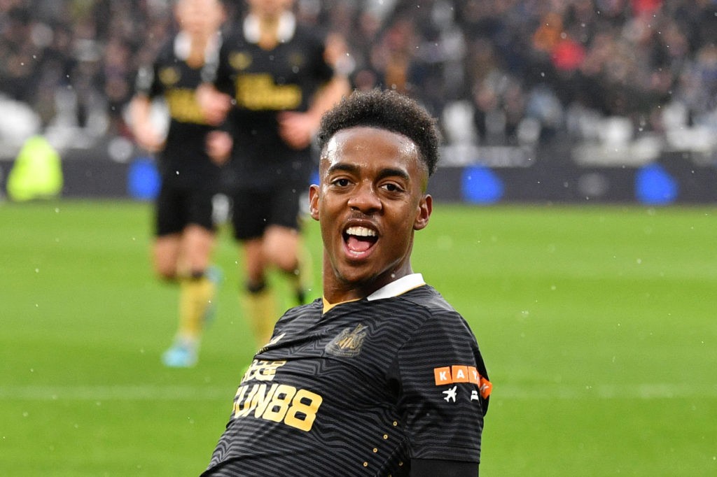 Newcastle United's English midfielder Joe Willock celebrates after scoring a goal during the English Premier League football match between West Ham and Newcastle United at the London Stadium, in London on February 19, 2022. (Photo by JUSTIN TALLIS/AFP via Getty Images)