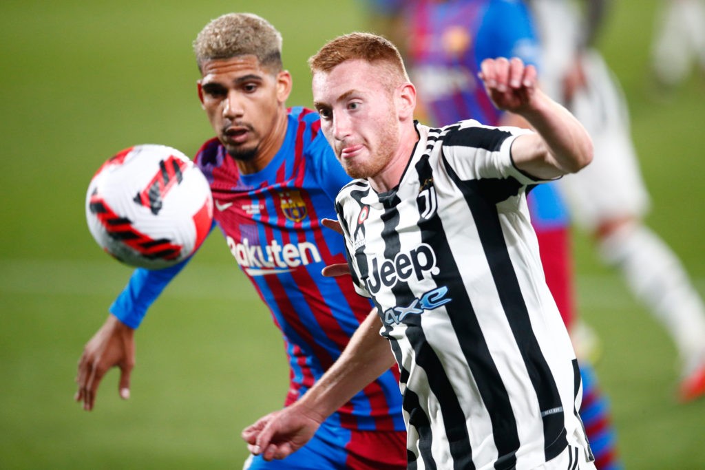 BARCELONA, SPAIN: Ronald Araujo of FC Barcelona challenges for the ball against Dejan Kulusevski of Juventus FC during the Joan Gamper Trophy match between FC Barcelona and Juventus at Estadi Johan Cruyff on August 08, 2021. (Photo by Eric Alonso/Getty Images)