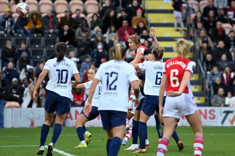 BARNET, ENGLAND - NOVEMBER 13: Vivianne Miedema of Arsenal scores the 1st Arsenal goal during the Barclays FA Women's Super League match between To...