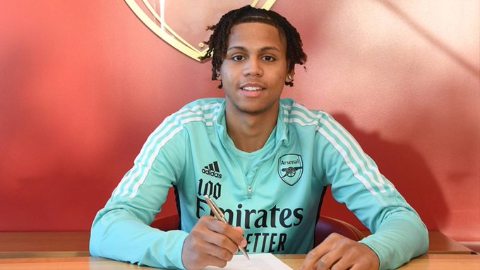 Amani Richards signing his contract with Arsenal (Photo via Arsenal Academy on Twitter)