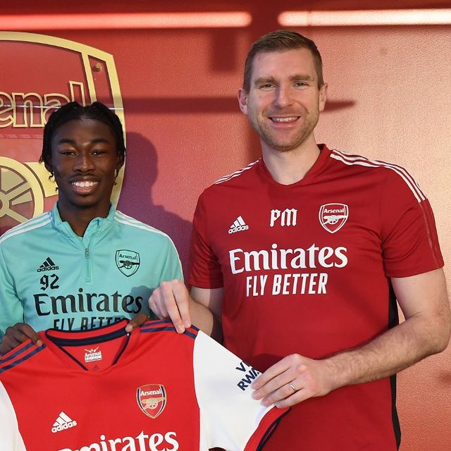 Henry Timi Davies after signing his professional contract with Arsenal (Photo via Davies on Instagram)